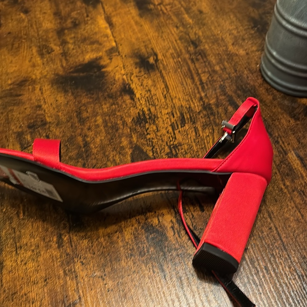 VAILA RED SATIN PUMPS SIZE 10 - Picture 4 of 4